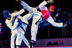 Burnaby, Canada. 17 November, 2016. WTF World Taekwondo Junior Championships, Chan-Ho Jung (KOR) blue and Houssam El Amrani (MAR) red, compete in the semi-final of male 55kg won by Jung  Photo: Peter Llewellyn