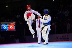 Burnaby, Canada. 18 November, 2016. WTF World Taekwondo Junior Championships David Nazaryan (RUS) andHakan Recber (TUR) red and compete in male 59kg semi-final won by Recber Alamy Live News/Peter Llewellyn
