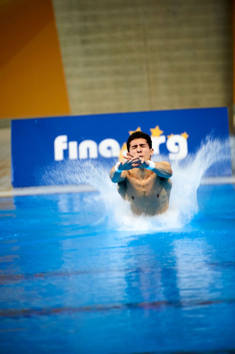 London, England, 12-02-25. Rommel PACHECO (MEX) lands badly while competing in the men's 10m platform semi-finals at the 18th FINA Visa World Cup Diving, Olympic Aquatics Centre. Part of the London Prepares Olympic preparations.