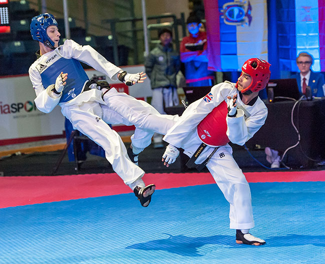 Burnaby, Canada. 16 November, 2016. WTF World Taekwondo Junior Championships, Alan Arcal Alcazar (ESP) in blue and Ilyas Hussain (GBR) in red compete in 48kg class. ALAMY LIVE NEWS/PETER LLEWELLYN