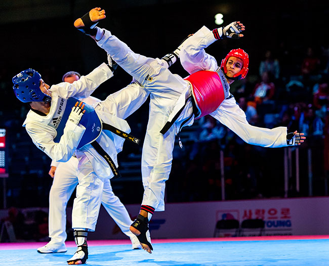Burnaby, Canada. 17 November, 2016. WTF World Taekwondo Junior Championships, Chan-Ho Jung (KOR) blue and Houssam El Amrani (MAR) red, compete in the semi-final of male 55kg won by Jung Photo: Peter Llewellyn
